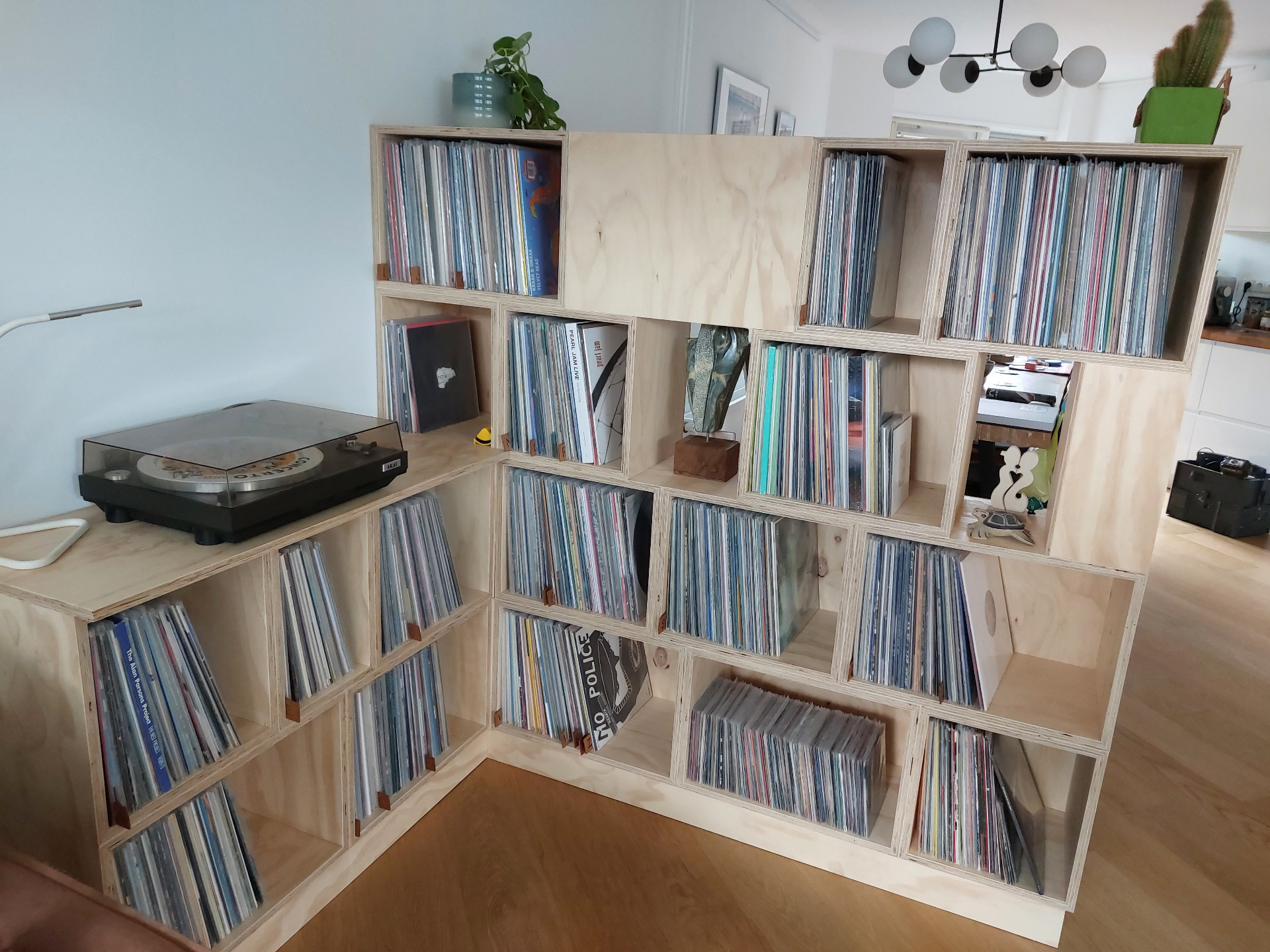 Multiplex kubuskast voor platenverzameling met platenspeler en hoekopstelling