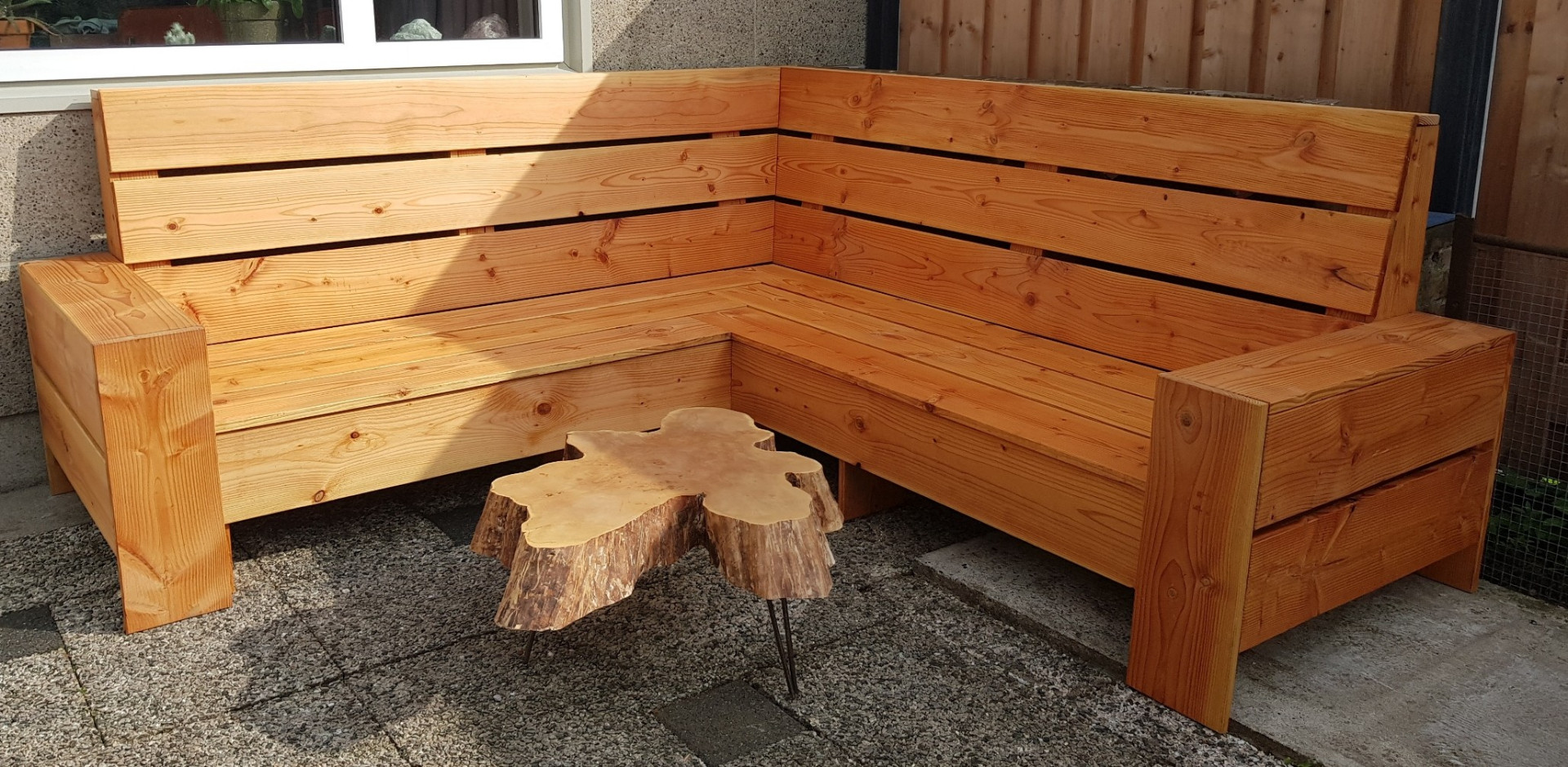 Massief houten hoekbank voor buiten met boomstronk salontafel