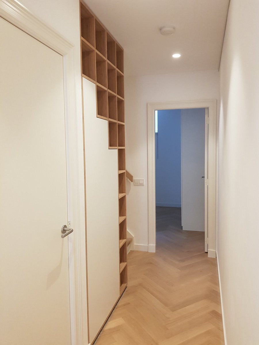 Boekenkast met vakjes als gangwand met doorgang