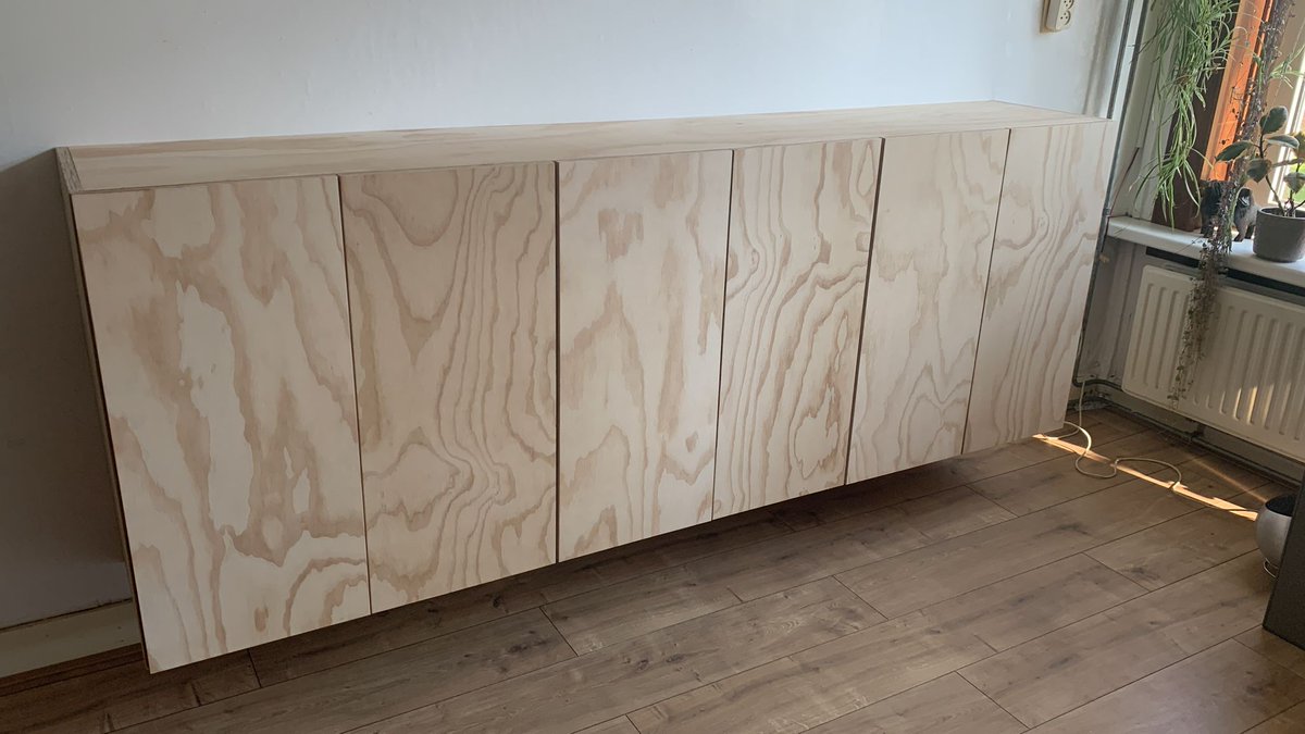 Lang laag dressoir in multiplex met doorlopende deuren