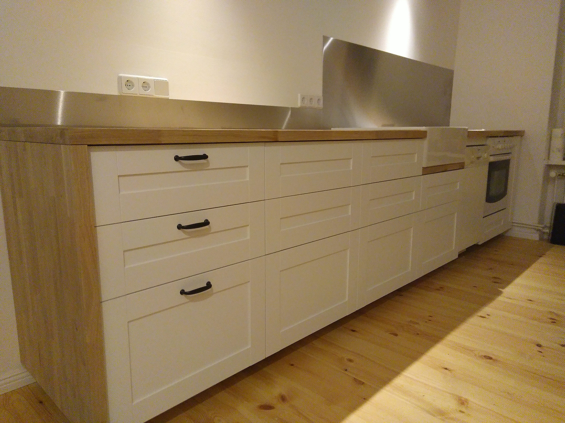 Witte shaker keuken in Berlijn met eiken omkadering en RVS werkblad