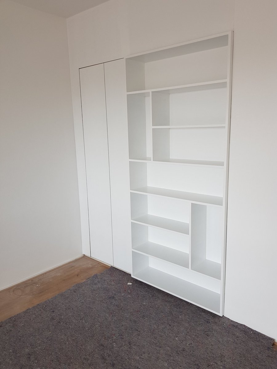 Witte inbouwkast met asymmetrische vakindeling