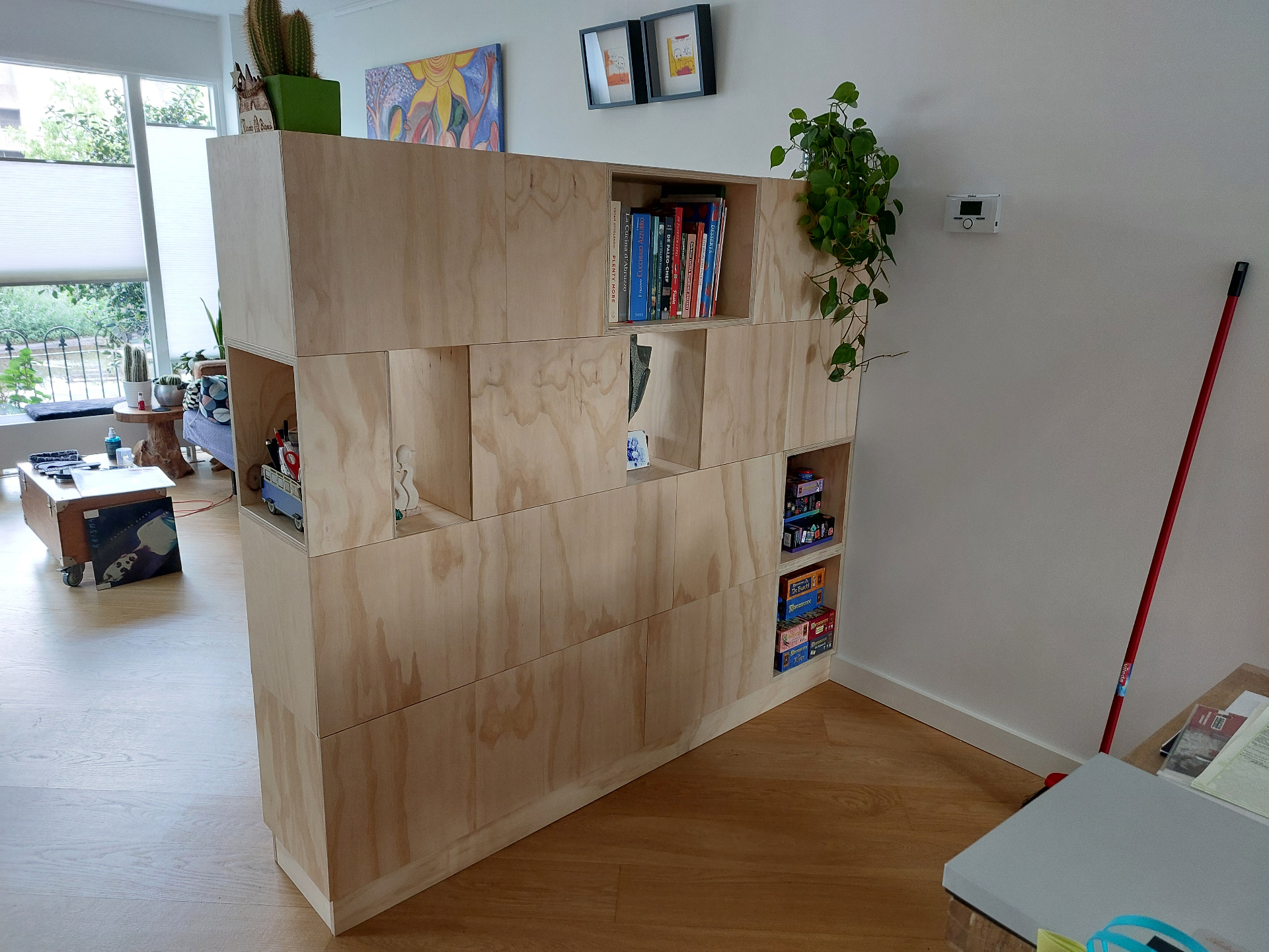 Multiplex roomdivider kast met asymmetrische open vakken en gesloten deuren