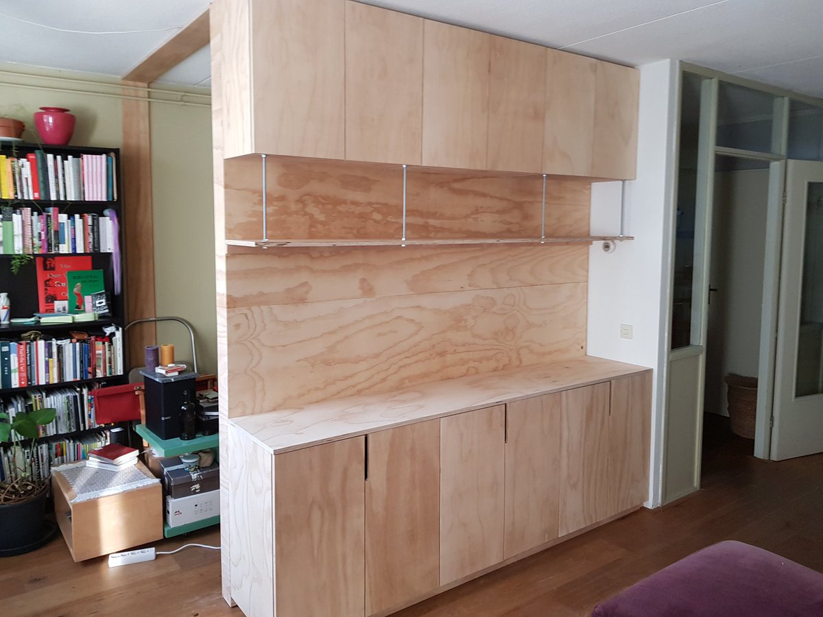 Multiplex wandmeubel met onderkasten, open plank en bovenkasten
