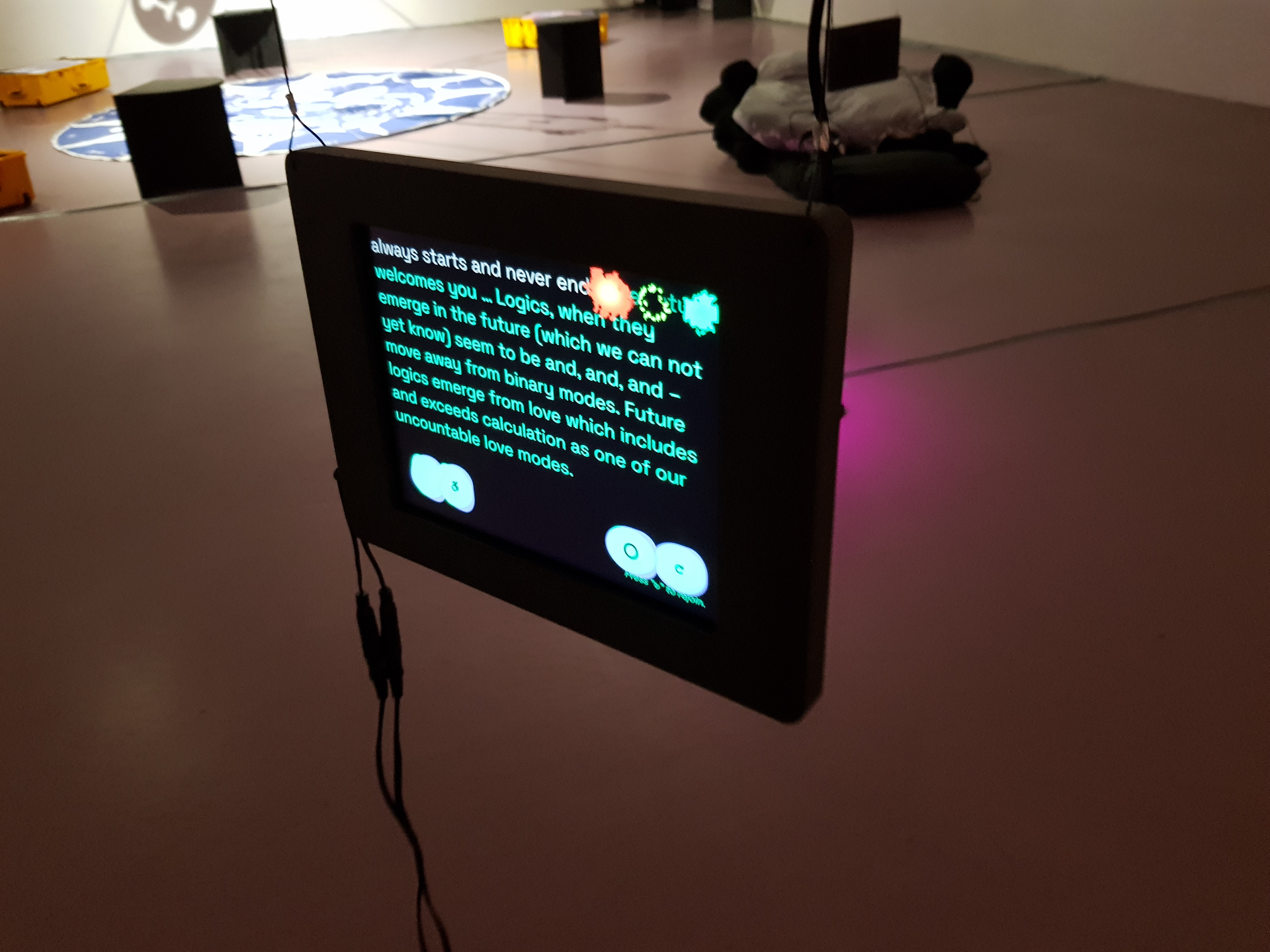 Interactieve installatie met scherm, kubussen en zachte objecten op de vloer