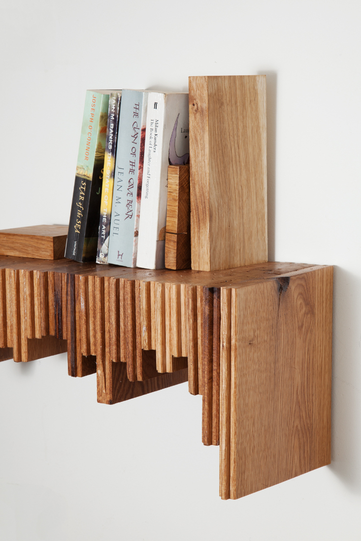 Wandplank van eikenhout met geribbelde onderzijde en boekensteun