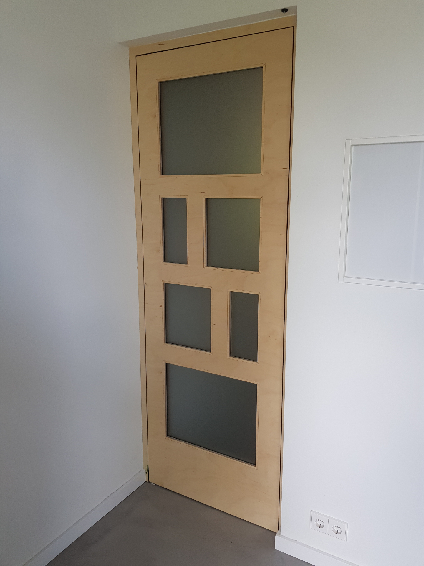 Multiplex schuifdeur met asymmetrische matglas panelen