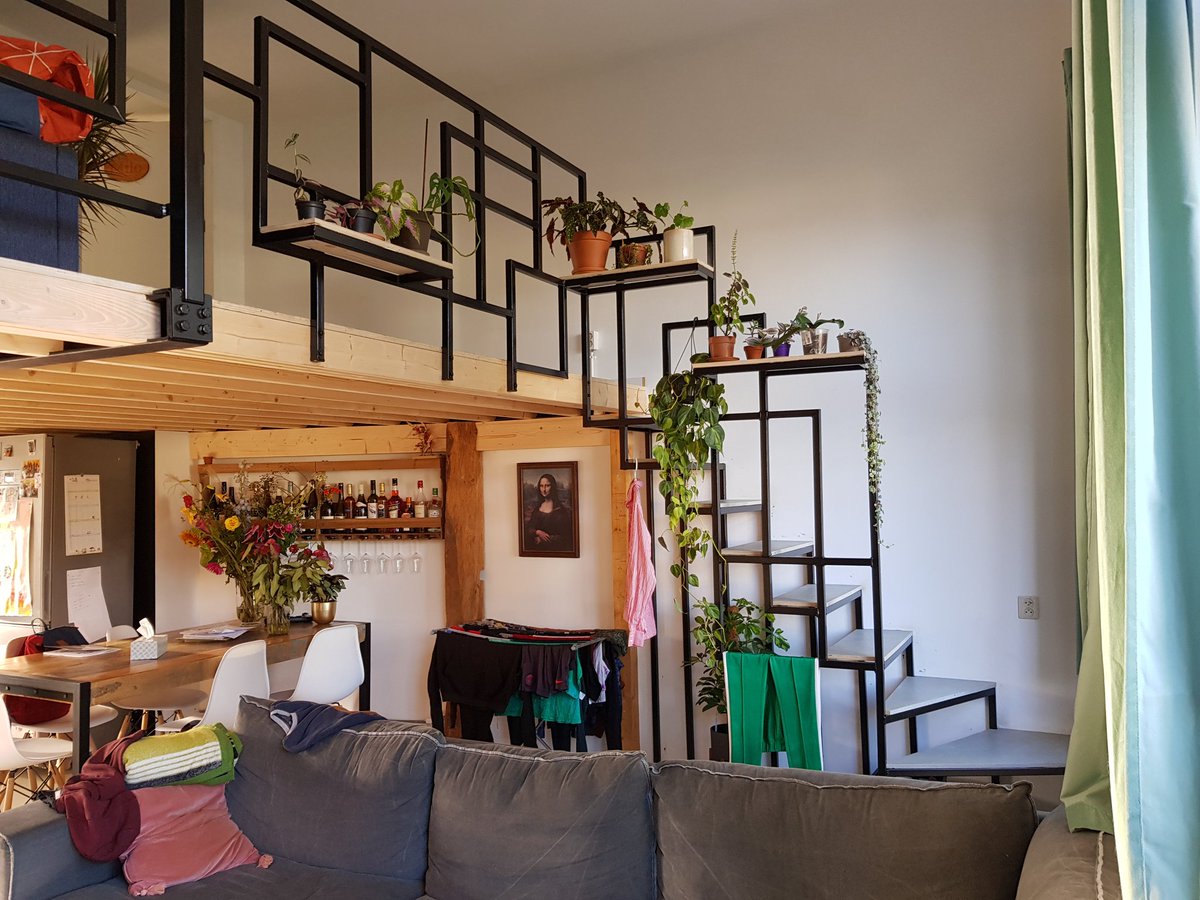 Stalen vide-trap en railing met geïntegreerde plantenbakken