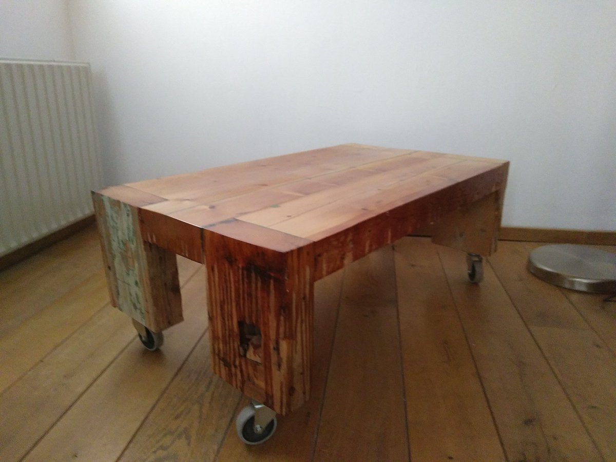 Lage salontafel van sloophout met zwenkwielen