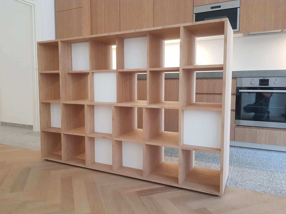 Bamboe boekenkast met cubes als roomdivider