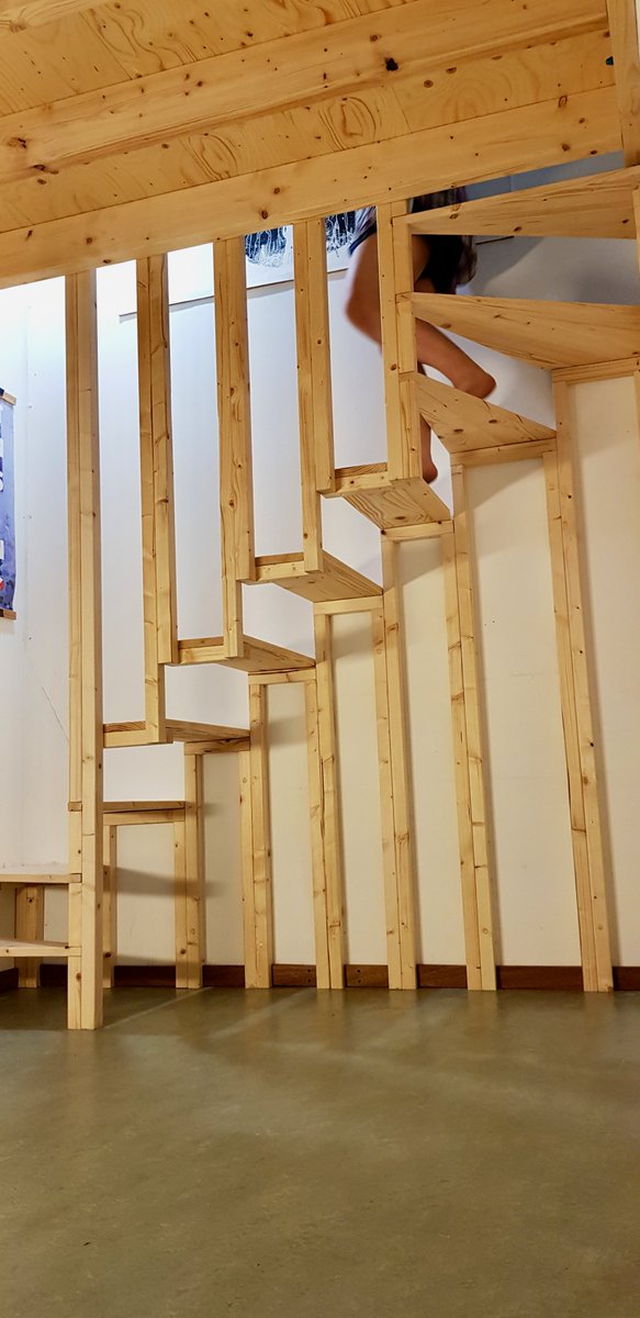 Zwevende grenen trap met getrapte open structuur