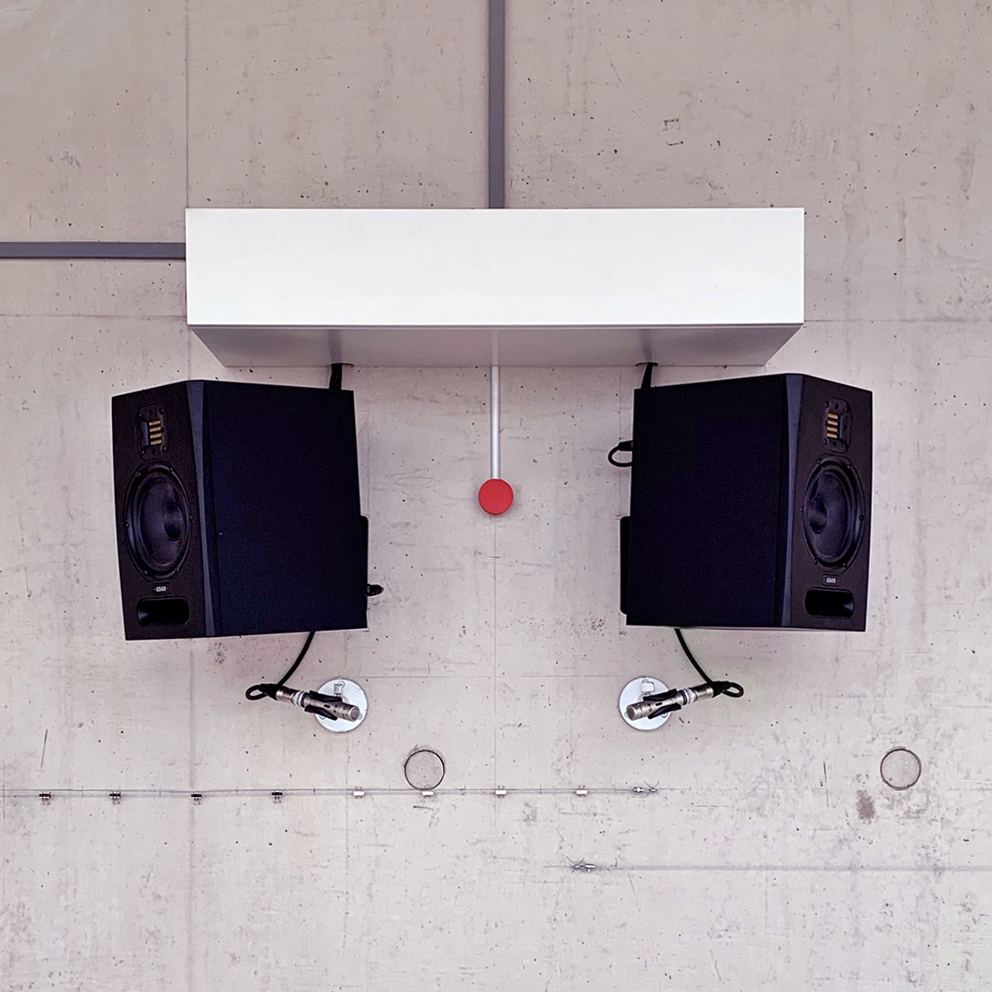 Geluidsinstallatie met speakers en rode slinger