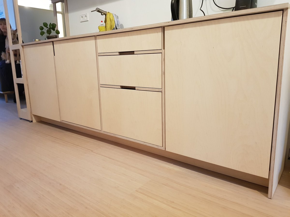 Multiplex keukendressoir met verzonken houten grepen