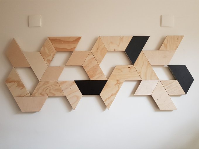 Geometrisch wandobject in plywood en zwart