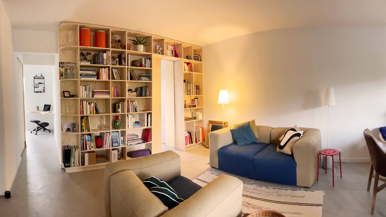 Grote roomdivider boekenkast in berken multiplex met geïntegreerde deuren