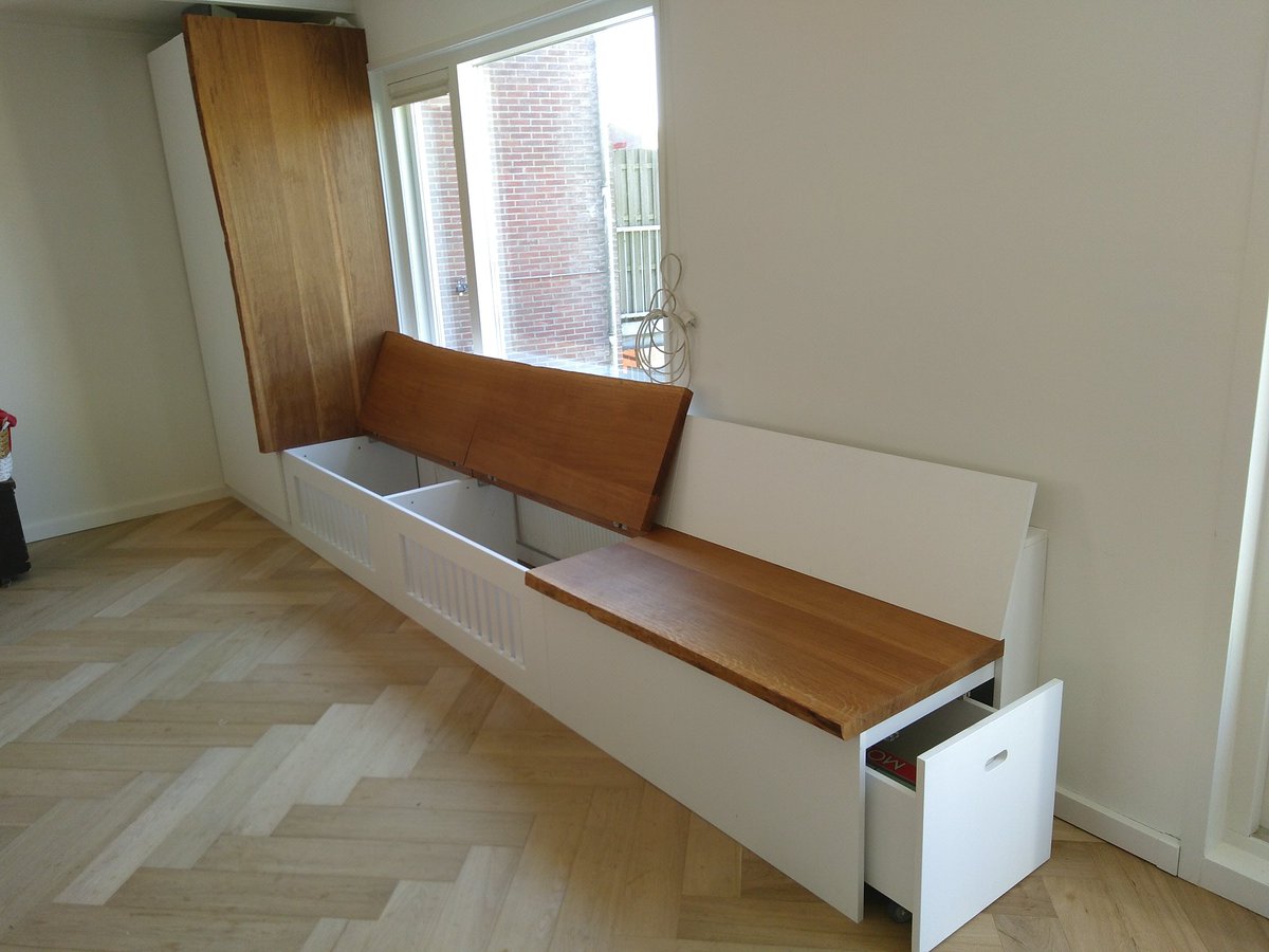 Wit zitbankmeubel met opbergruimte en massief houten kleppen