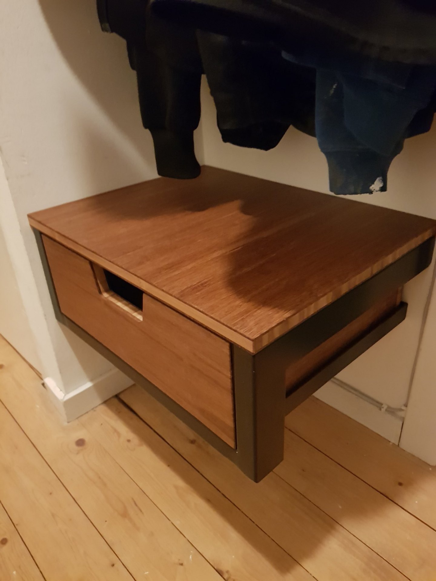 Zwevend bamboe halmeubel met lade
