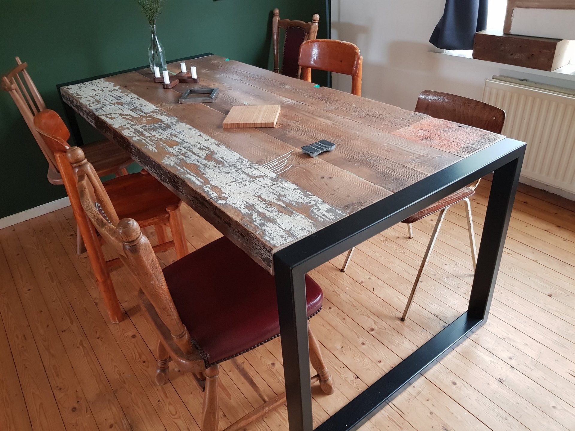 Eettafel met sloophouten blad en zwart stalen onderstel