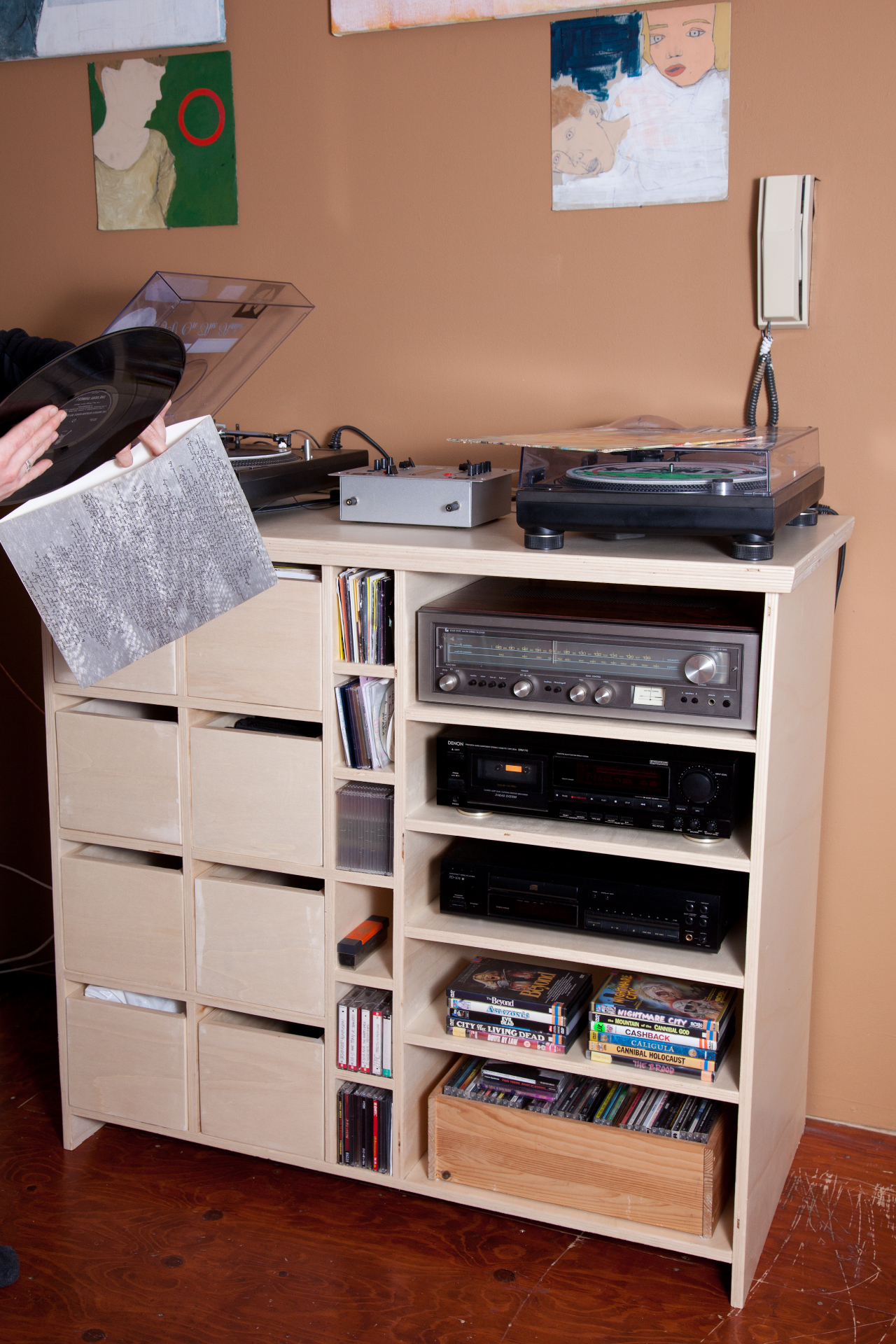 Multiplex media-meubel met vinylvakken, lades en open apparatuurplanken