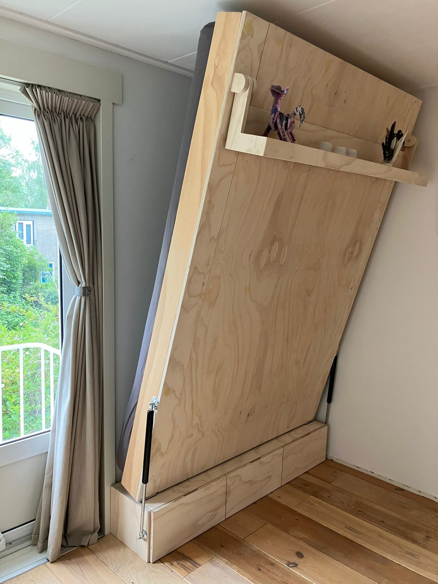 Opklapbed (murphy bed) in multiplex met geïntegreerde plank