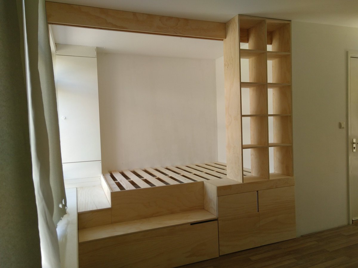 Bed met inbouwkast, boekenkast en opslag onder de lattenbodem