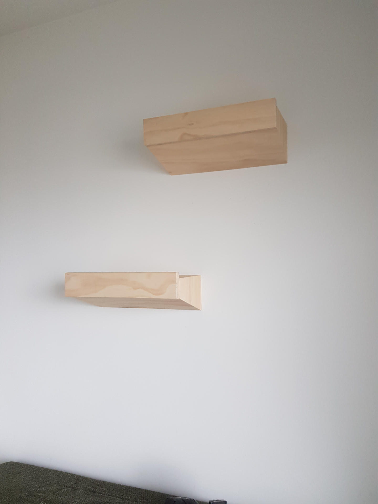 Zwevende plywood boxen als wandplanken