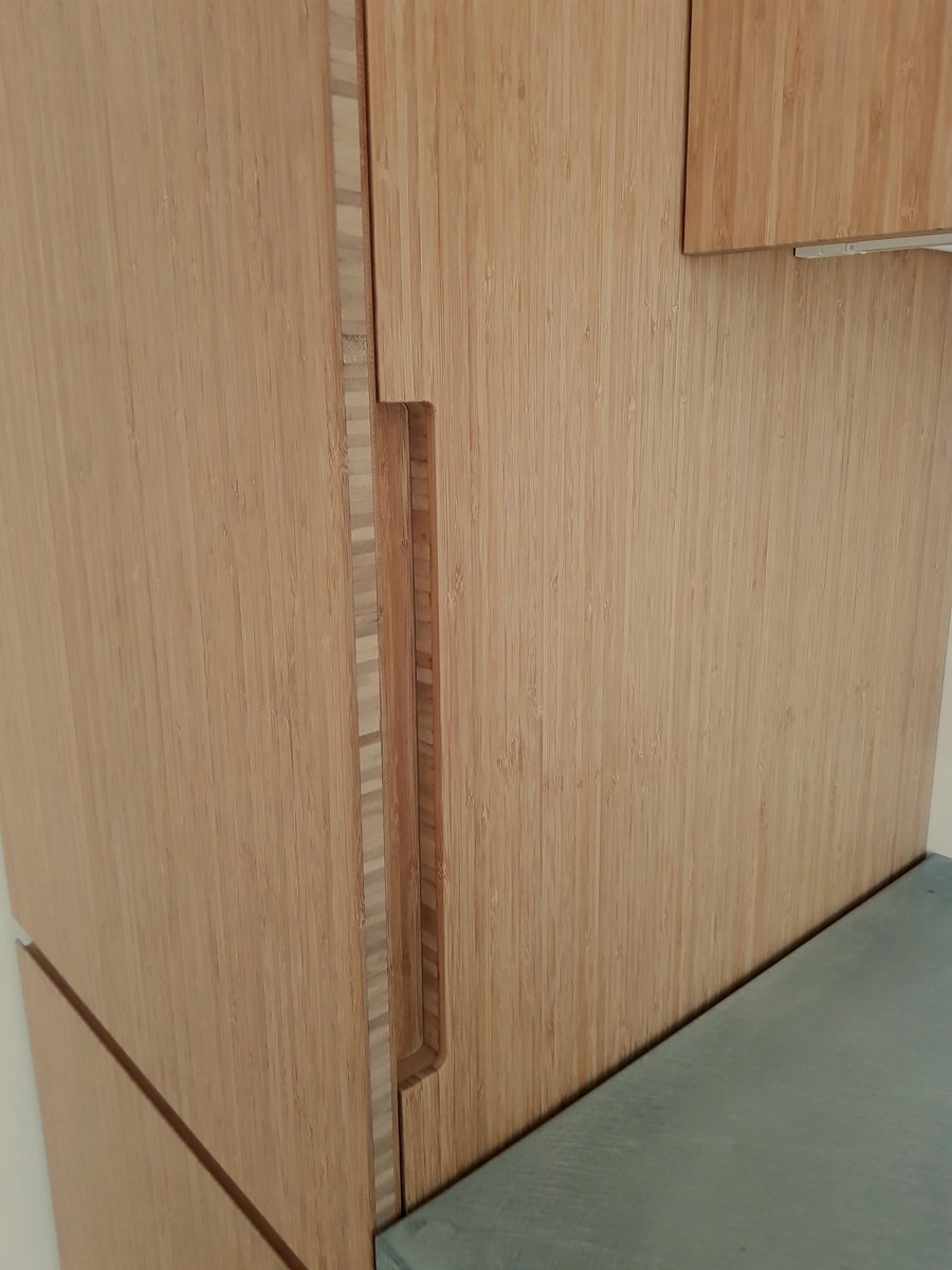 Detail van een geïntegreerde greep in bamboe keukenkast