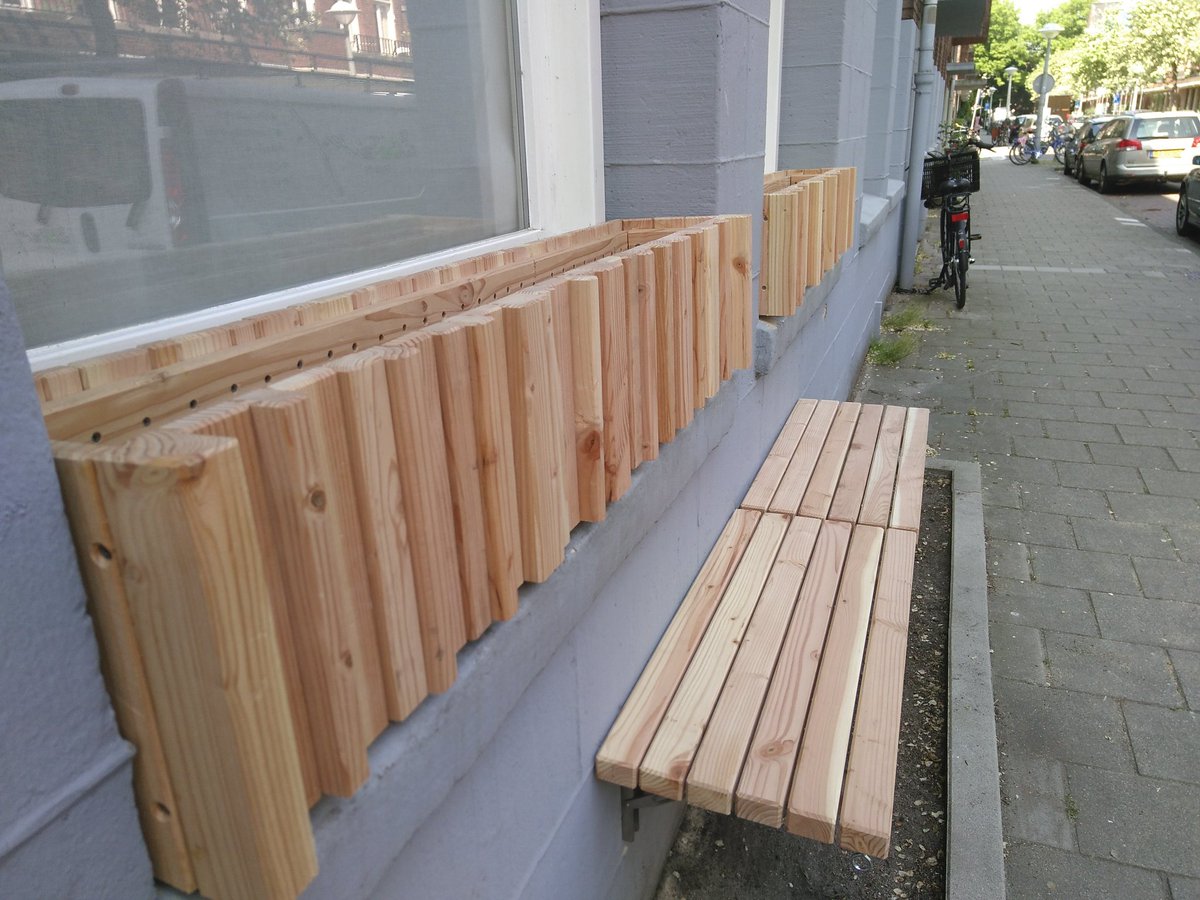 Vensterbankplantenbakken en zwevende bank in douglashout aan de straat
